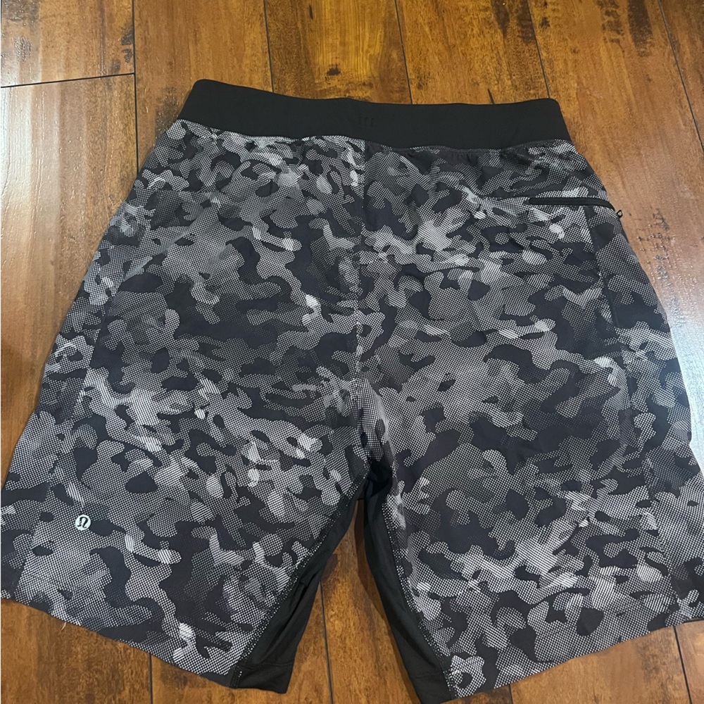 LULULEMON T.H.E Short 9" Linerless Small Pebble
Camo White Black Men's Short L